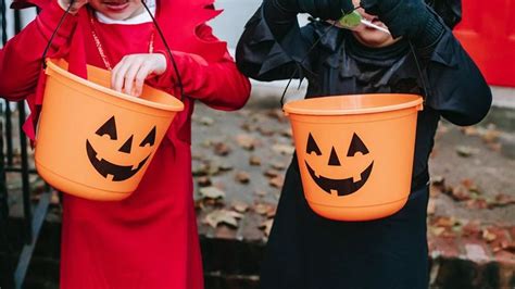 Chicos disfrazados en una fiesta de Halloween