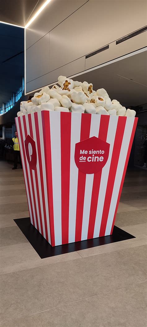 Cubo Kado gigante apareciendo en el aeropuerto