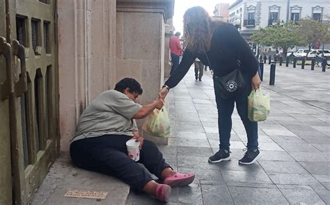 Chica pidiendo ayuda en un callejón