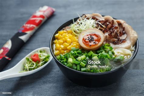 Tazón de Tonkotsu Ramen con chashu y cebolletas