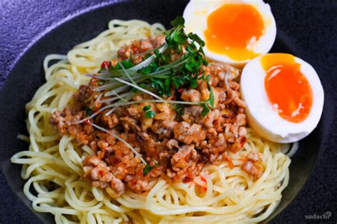 Plato de Shirunashi Tantanmen con fideos finos y aderezos