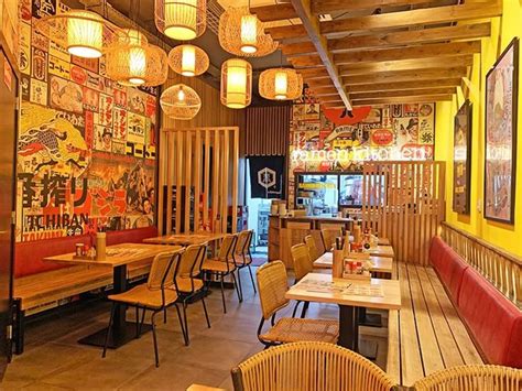 Interior de un restaurante de ramen japonés tradicional