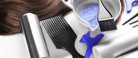 Herramientas para la decoloración del cabello: brocha, guantes, recipiente