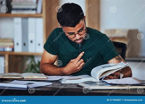 Eita Kidō concentrado en sus estudios