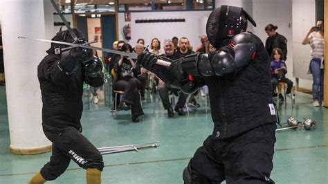 Dos espadachines en pleno combate
