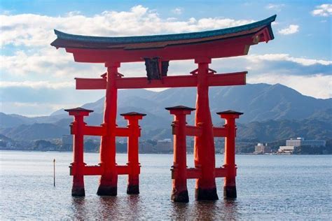 Ilustración de un torii flotante en Miyajima