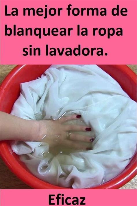 Mujeres blanqueando ropa en un prado