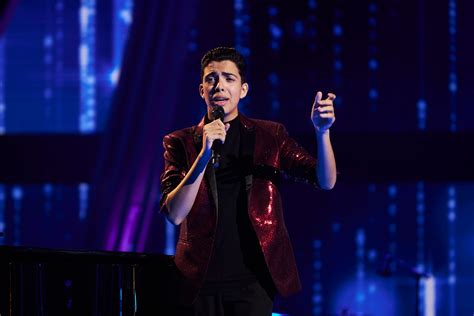 Gara Alemán cantando en el escenario de La Voz