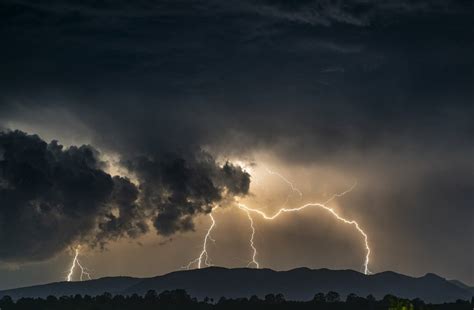 Ciudad de Volwatt con nubes de tormenta y pararrayos