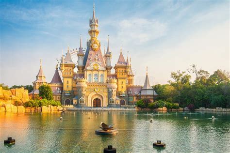 Castillo de Lord Wald rodeado de un lago y vegetación