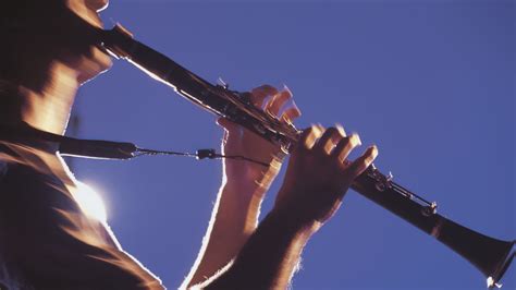 Ewan Bleach tocando el clarinete