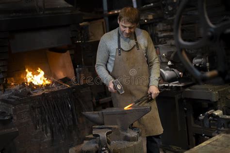 Herrero trabajando en un corazón mecánico