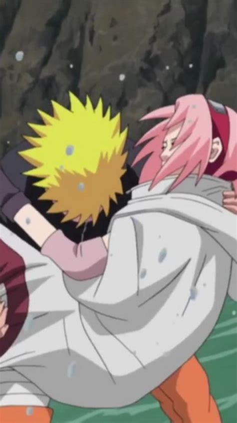Sakura intentando salvar a Naruto