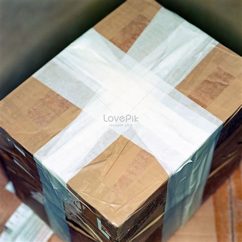 Comparación visual de una caja de cartas sellada y una caja abierta con cartas esparcidas.