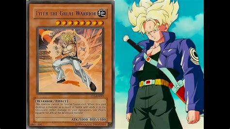 Primer plano de una carta rara de Dragon Ball protegida en una funda.