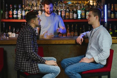 Pareja de hombres en un bar