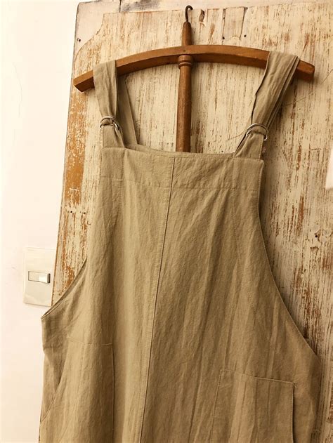 Retrato de Anne con overol jardinero y camisa clara