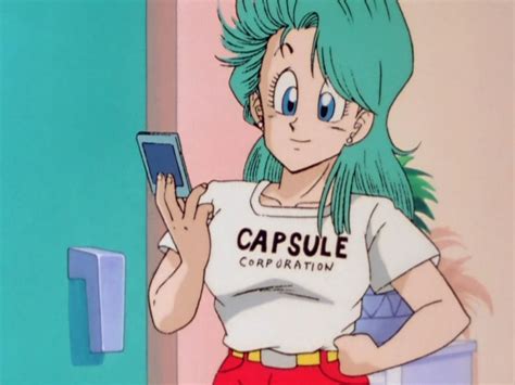 Modelo Azura como Bulma en traje de baño rosa en la playa