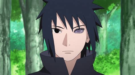 Sasuke Uchiha con expresión seria