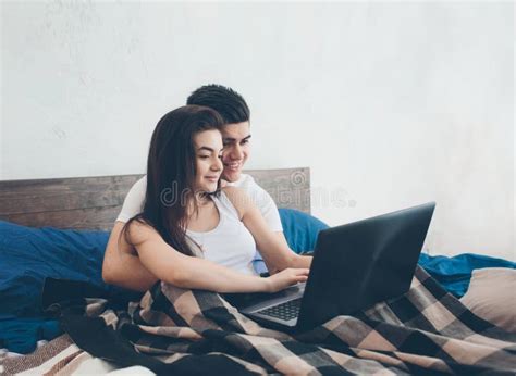 Hombres jóvenes buscando pareja en internet