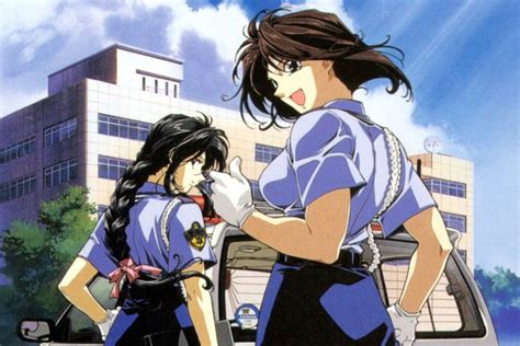 Natsumi y Miyuki en uniforme de policía