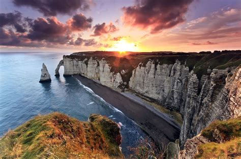 Paisaje costero dramático con acantilados y mar agitado