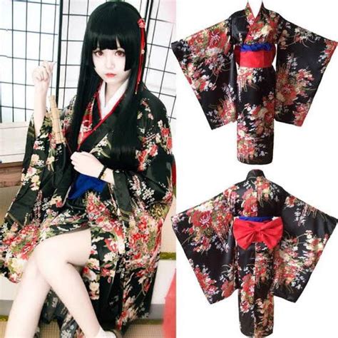 Enma Ai en su kimono floral