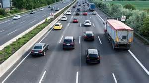 Montaje de escenas que sugieren romance y misterio en Nueva York