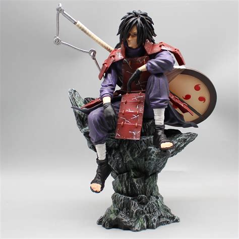 Figura articulada de Madara Uchiha en pose de combate
