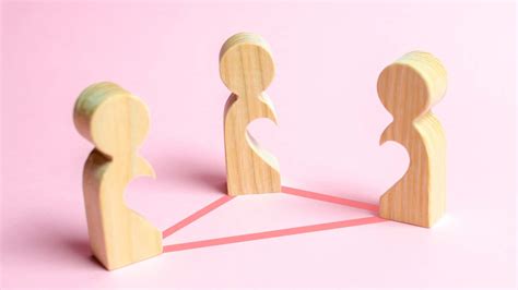 Representación visual de un triángulo amoroso o una relación prohibida