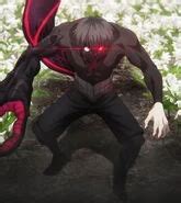 Ken Kaneki con su traje negro y máscara de Kakuja.