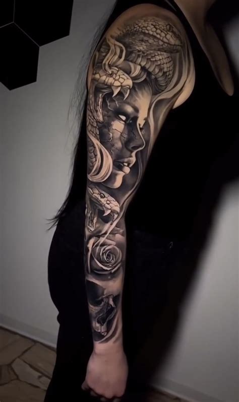 Manga entera de tatuaje japonés en negro y gris con carpa koi