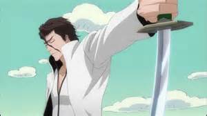 Sosuke Aizen con su Zanpakuto Kyōka Suigetsu
