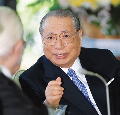 Imagen de Daisaku Ikeda interactuando con miembros de la Soka Gakkai