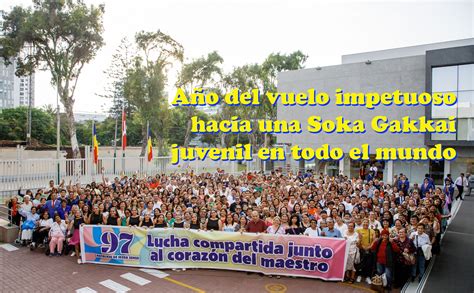 Imagen de jóvenes de la Soka Gakkai cantando juntos