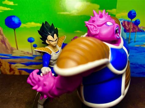 Vegeta enfrentándose a Dodoria