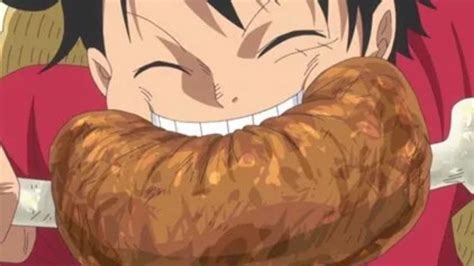 Luffy comiendo carne para despertar