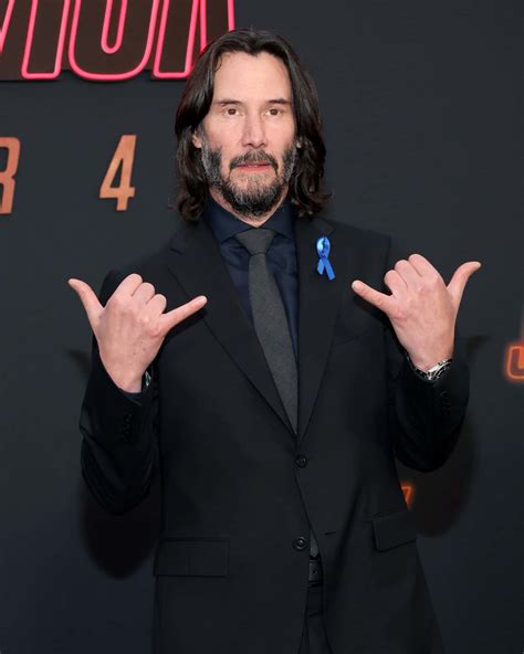 Keanu Reeves haciendo pose de jutsu