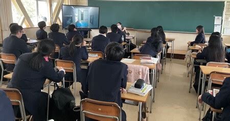 Escena de un instituto japonés con estudiantes