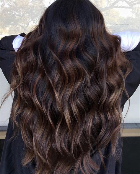Técnica Balayage en cabello oscuro con tono rosa