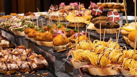Variedad de pintxos vascos en una barra