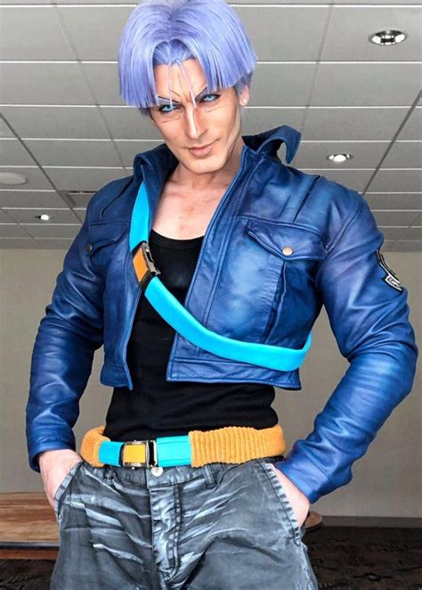 Detalle de la chaqueta de Trunks con el logo de Capsule Corp