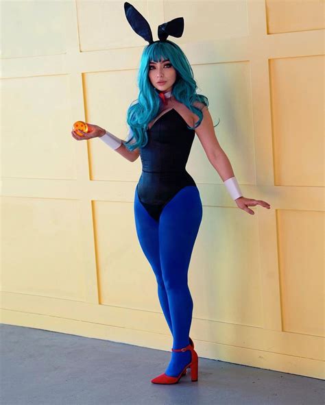 Cartel de mujeres con traje de conejita en Dragon Ball Z