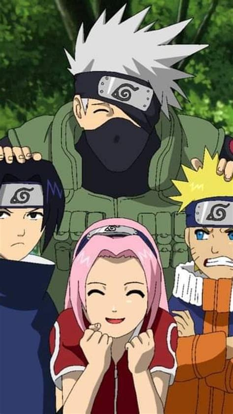 Kakashi, Naruto y Sakura formando el Equipo 7