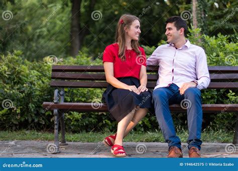 Pareja joven en un parque