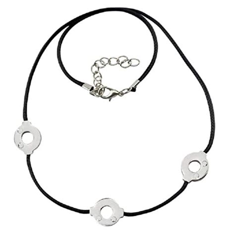El collar de tres círculos de metal de Itachi