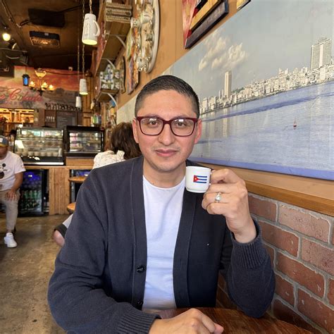 Ilustración que representa un omega con su hija, enfrentando un entorno laboral hostil.