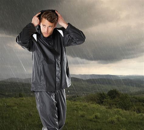 Esquema comparativo entre ropa waterproof e impermeable