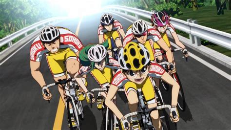 Un grupo de ciclistas compitiendo en Yowamushi Pedal