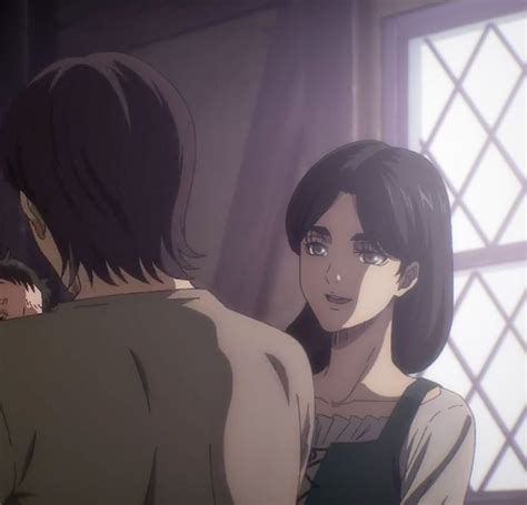 Carla Jaeger consolando a un joven Eren